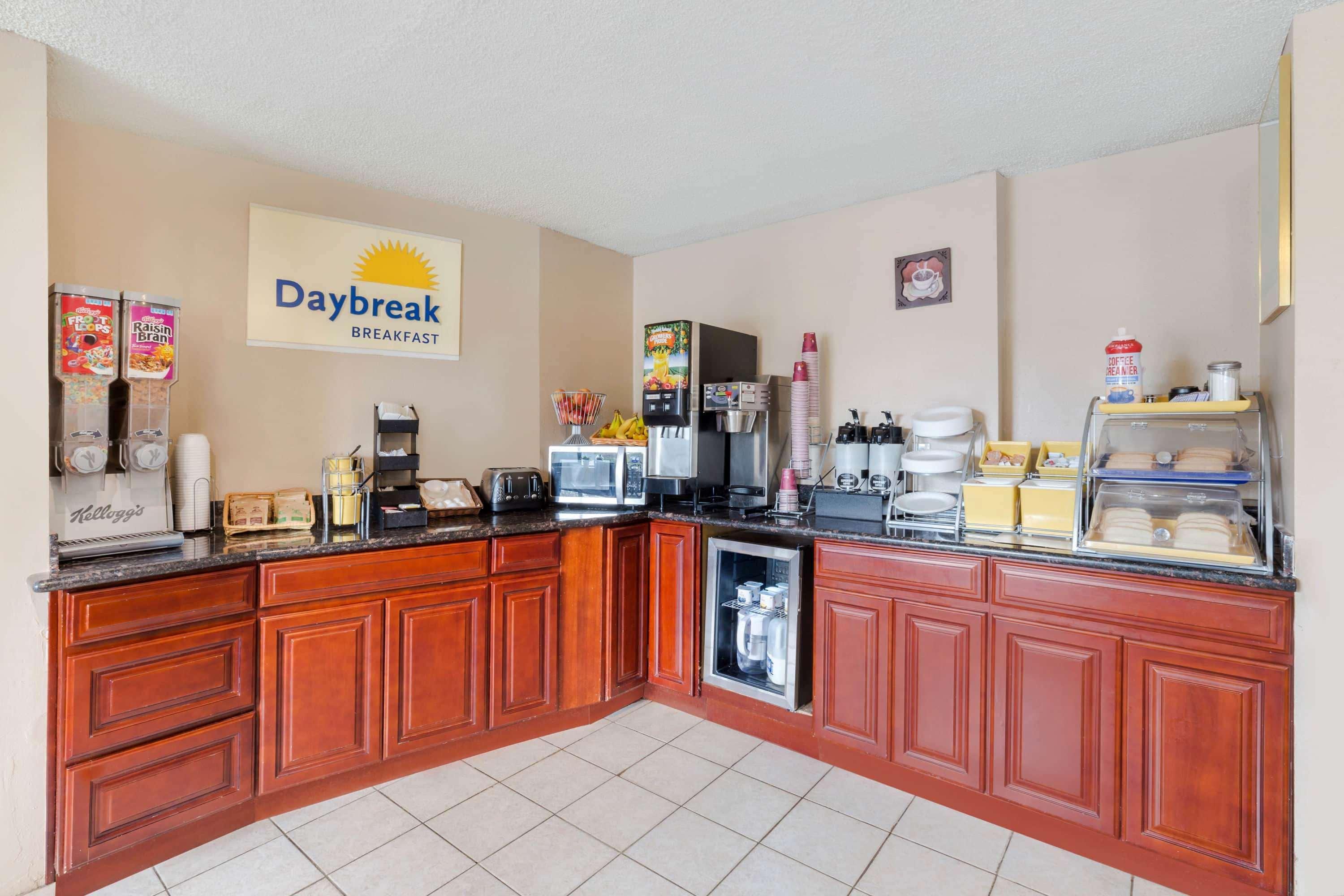 Days Inn By Wyndham אובורן מראה חיצוני תמונה