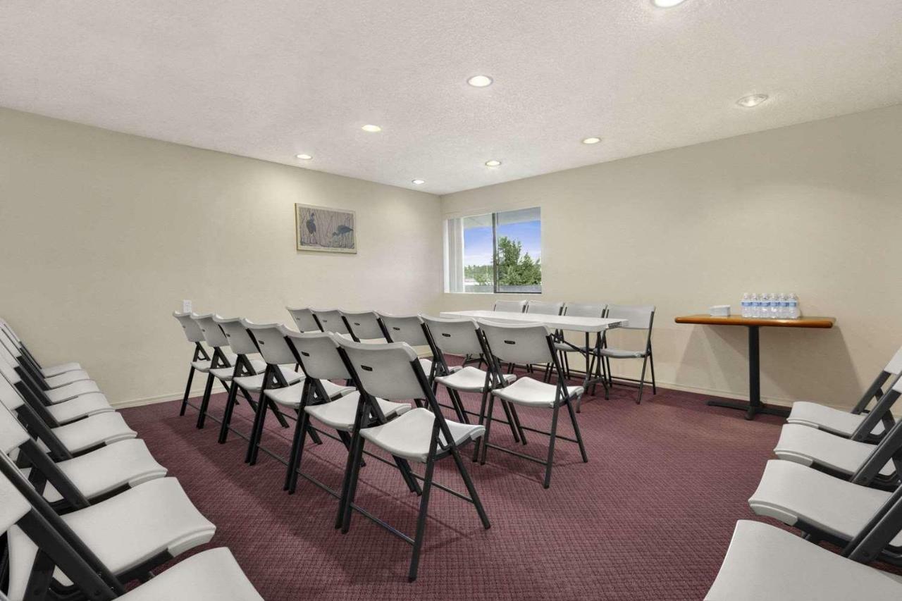 Days Inn By Wyndham אובורן מראה חיצוני תמונה